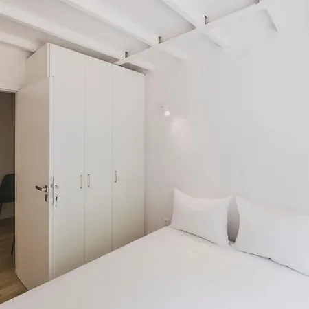 Апартаменты Sun-splashed Stylish Flat, Steps To Old Town