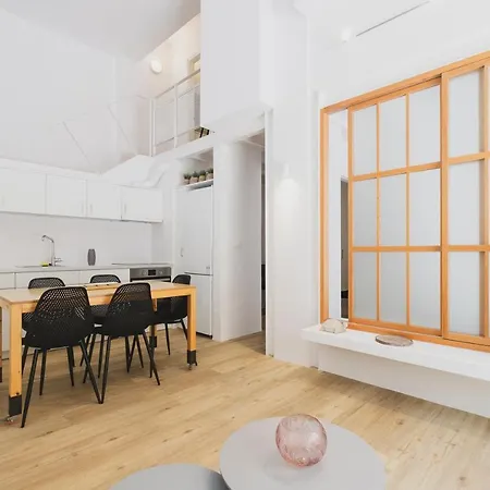 Sun-splashed Stylish Flat, Steps To Old Town Апартаменты *