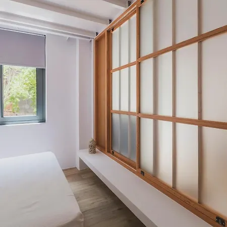 Sun-splashed Stylish Flat, Steps To Old Town Ханья