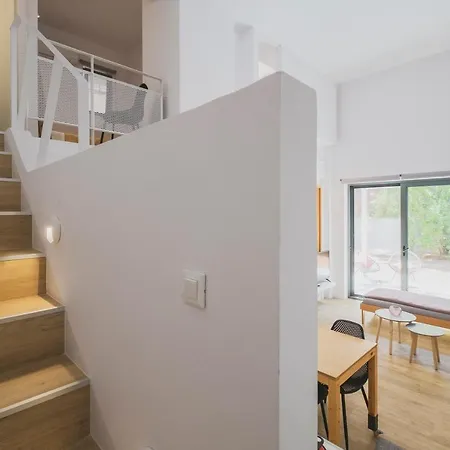Sun-splashed Stylish Flat, Steps To Old Town Апартаменты