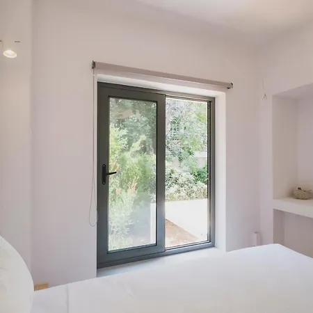 Апартаменты Sun-splashed Stylish Flat, Steps To Old Town *