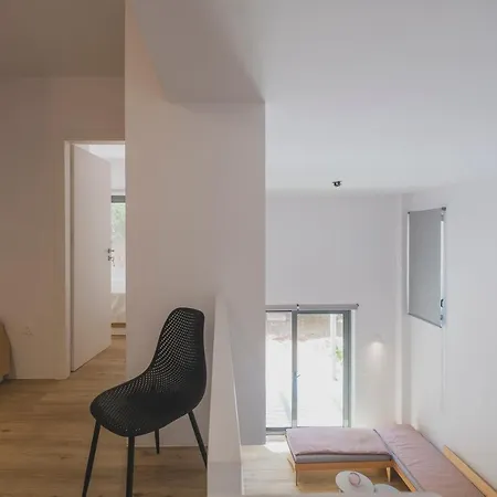 Sun-splashed Stylish Flat, Steps To Old Town Апартаменты